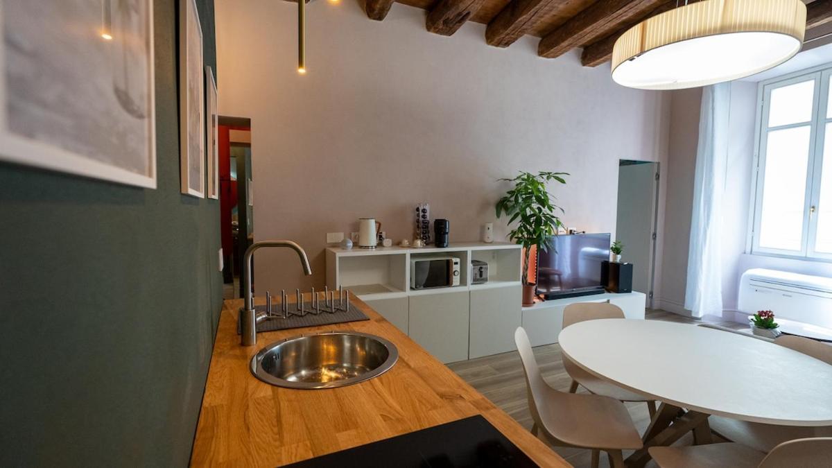 Alloggio Del 1400 Nel Cuore Del Centro Storico A 2 Min Dal Porto E Con 2 Bici Gratuite Como Exterior foto